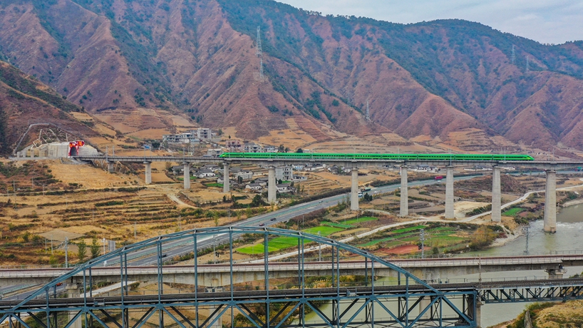 新路騰躍橫斷山——寫(xiě)在新成昆鐵路全線通車之際