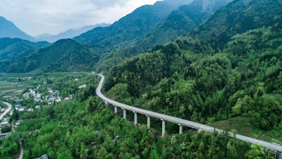 攻克極端復(fù)雜地質(zhì)條件 四川綿茂公路通車