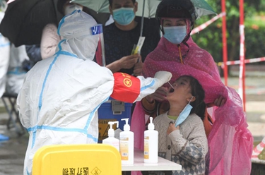 海口：雨中測(cè)核酸