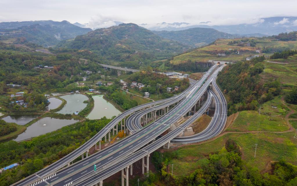 三峽庫(kù)區(qū)再添跨江大通道 恩廣高速萬州環(huán)線段建成