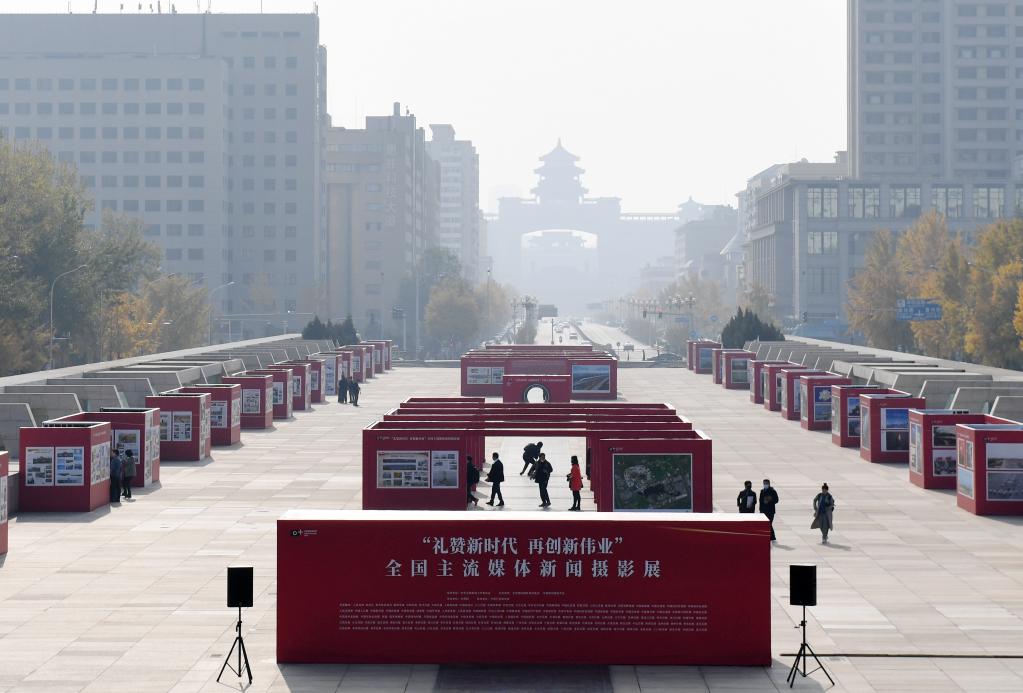 “禮贊新時(shí)代 再創(chuàng)新偉業(yè)”全國(guó)主流媒體新聞攝影展在京開(kāi)幕