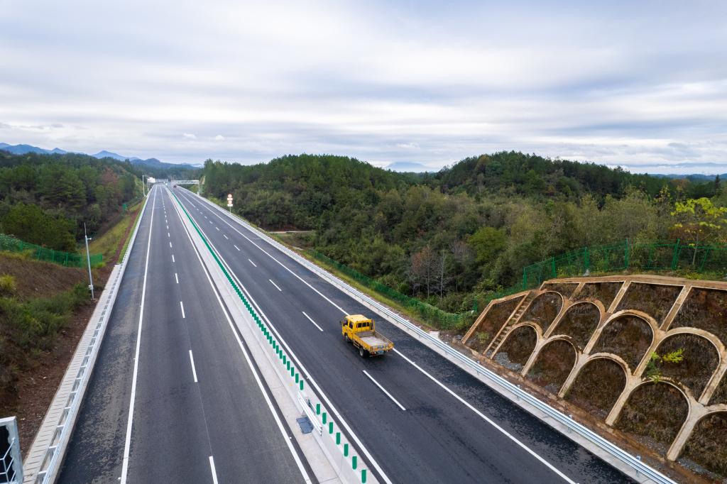 湖南首條智慧高速平益高速公路全線通車(chē)運(yùn)營(yíng)