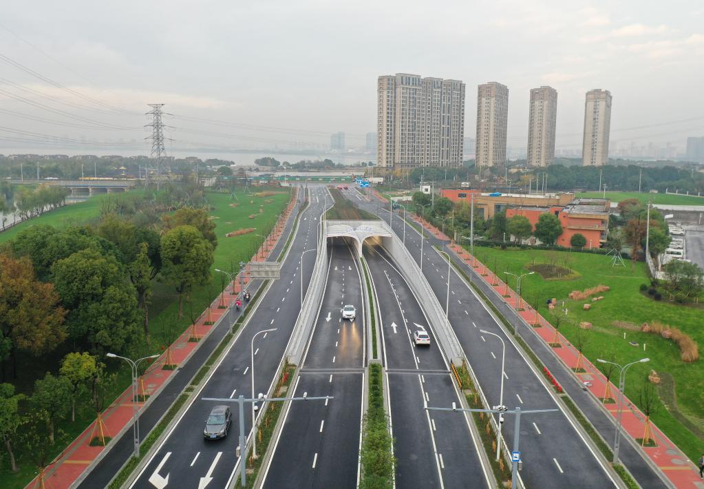 江蘇蘇州：下穿通航運(yùn)河異型雙層隧道建成通車