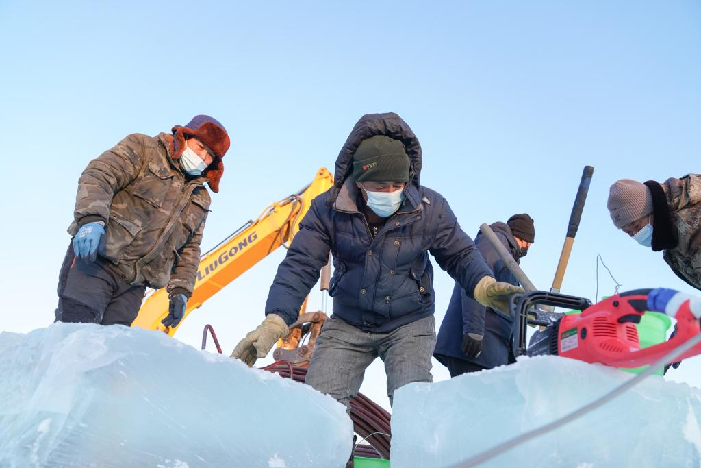 哈爾濱冰雪大世界冰建施工總體進(jìn)度過(guò)半