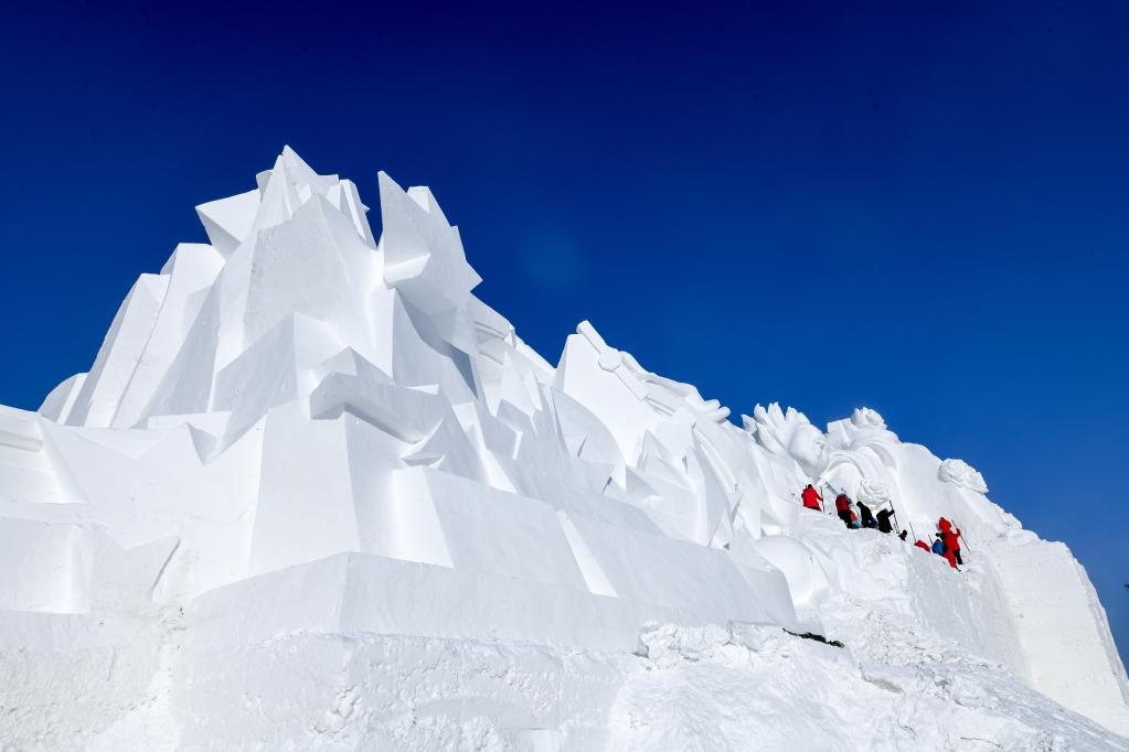 哈爾濱太陽(yáng)島雪博會(huì)：大型雪塑創(chuàng)作持續(xù)推進(jìn)