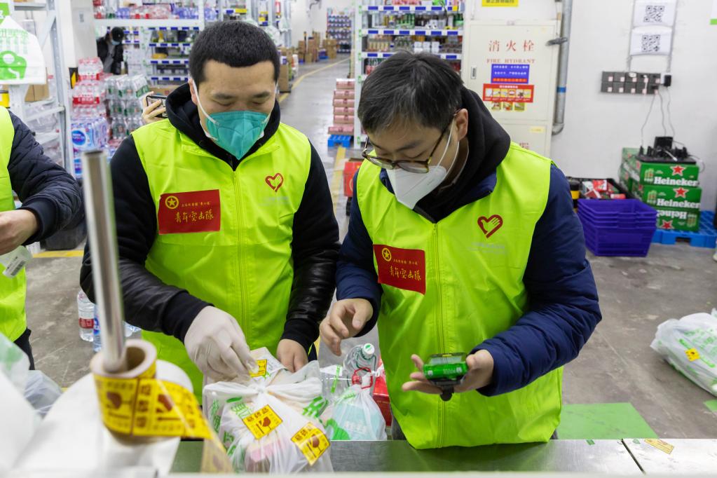 上海：保障城市運力 青年突擊隊變身蔬果分揀“小分隊”