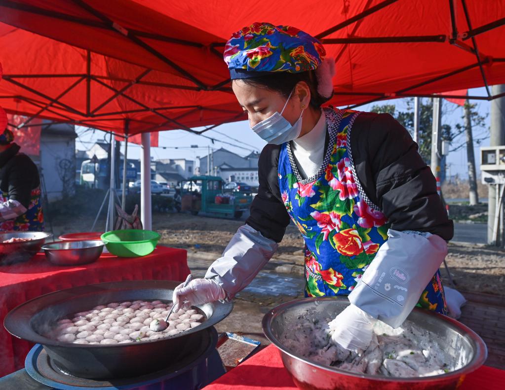 浙江湖州水鄉(xiāng)舉辦“魚(yú)湯飯 品豐年”迎新春活動(dòng)