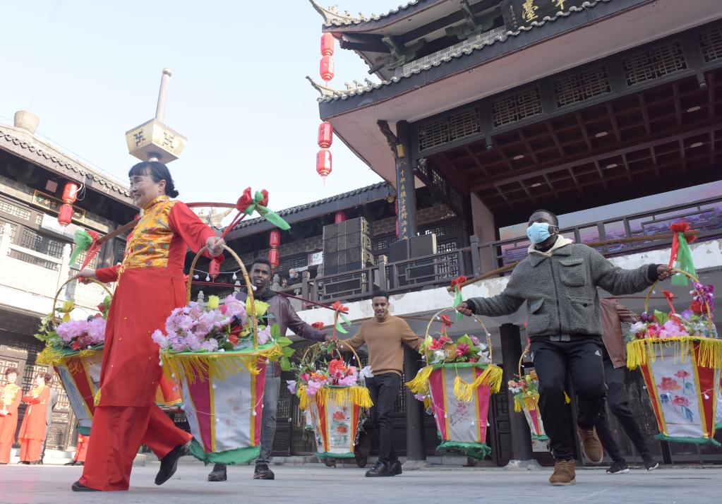 新華全媒+丨非洲留學生中國古鎮(zhèn)迎新春