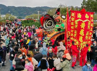 黃飛鴻故里“獅王”巡游迎新春