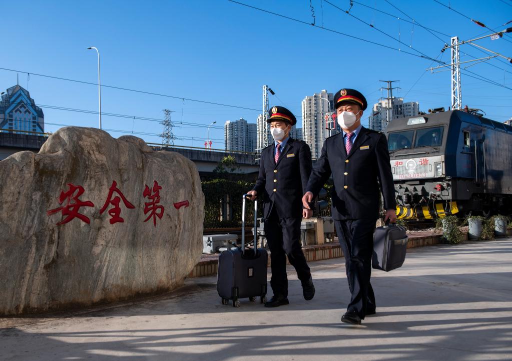 新華全媒+丨“百萬公里司機(jī)”的最后一個春運(yùn)