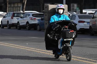 今年過(guò)年，開車回家！——“95后”騎手李文達(dá)成了年度“小目標(biāo)”