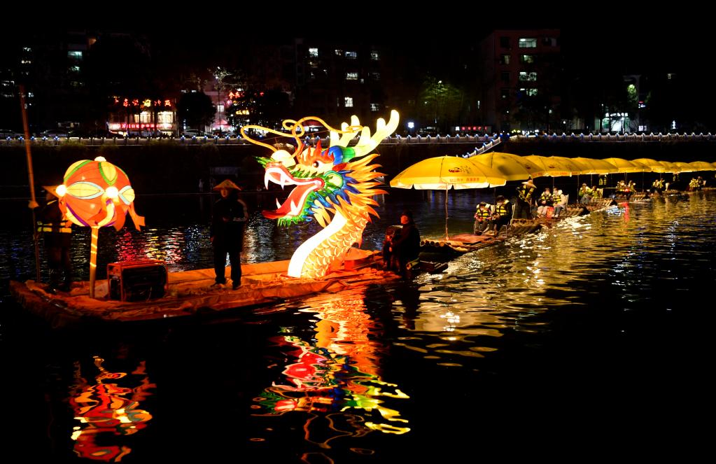 湖北宣恩：一河水淌活“夜經(jīng)濟”