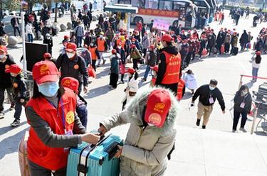 廣西柳州開行首趟“點對點”送工服務專列