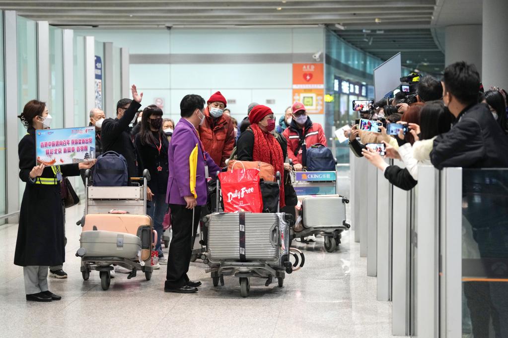 內(nèi)地與港澳人員往來全面恢復(fù)后首個(gè)香港赴北京旅游團(tuán)抵京