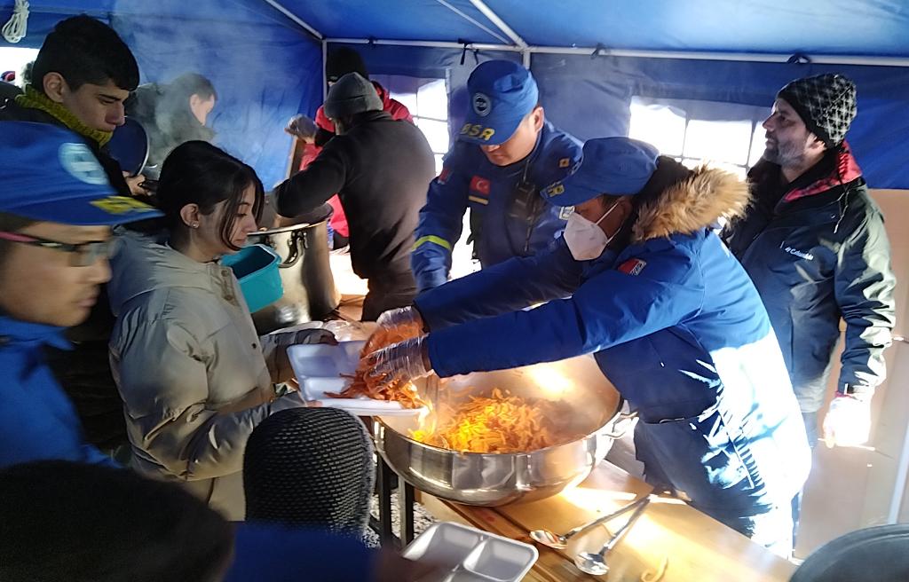 中國救援力量為土耳其地震受災(zāi)民眾提供食物援助