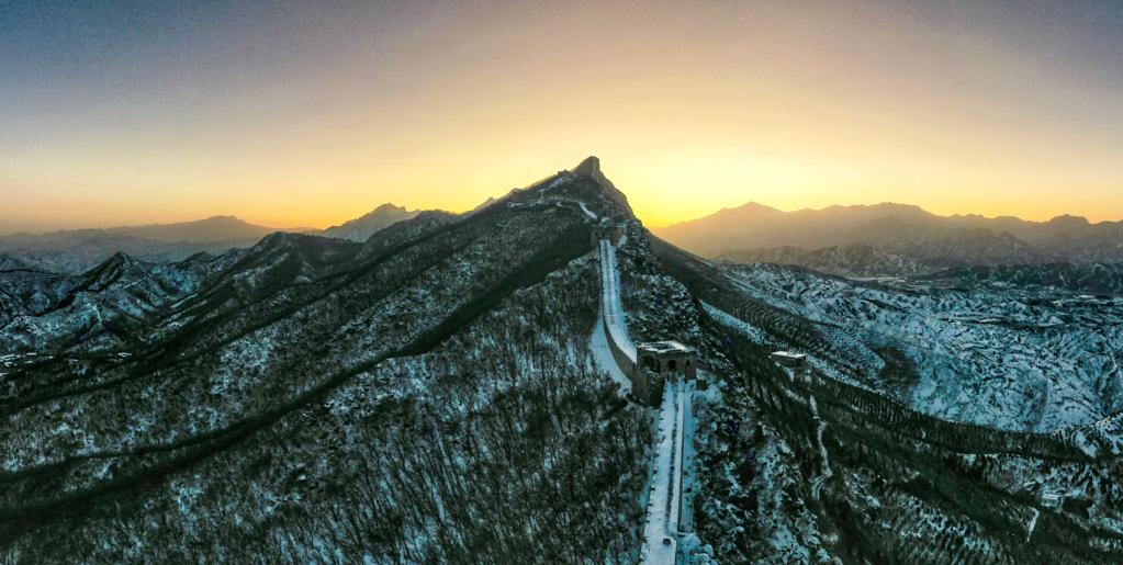 美麗中國丨當(dāng)雄偉長城遇上皚皚白雪——長城展開水墨畫卷