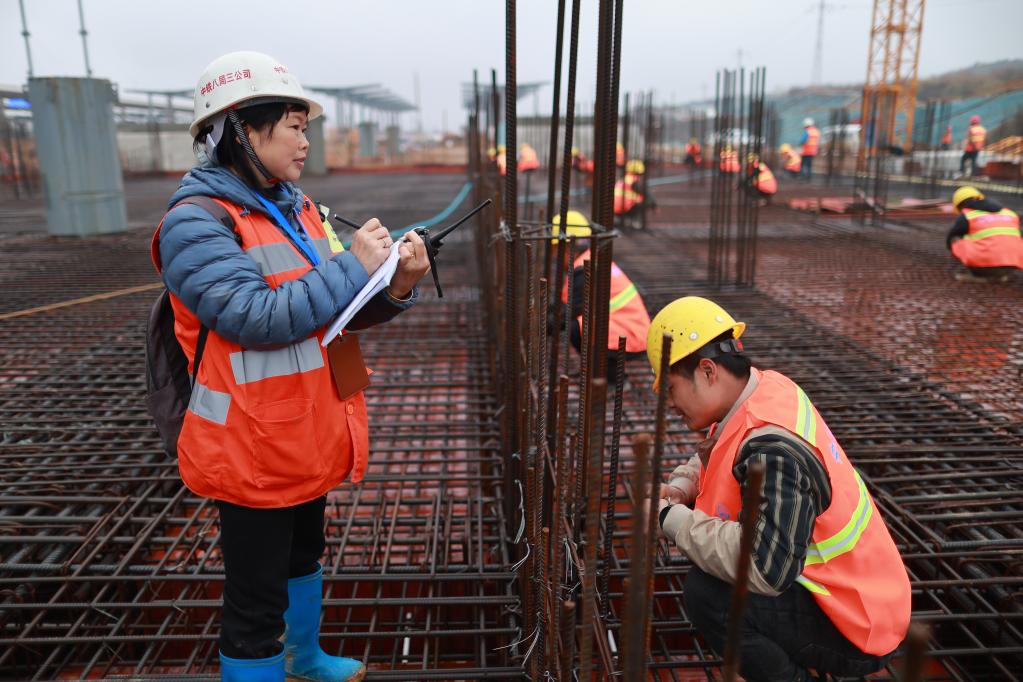 守護高鐵建設(shè)的女防護員