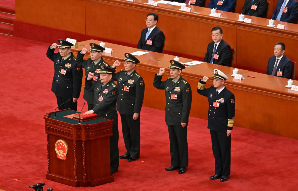 中央軍事委員會(huì)副主席、委員進(jìn)行憲法宣誓