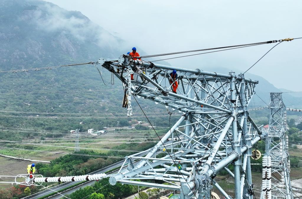 漳州核電500千伏四回線路同時(shí)跨江作業(yè)