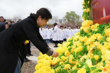 清明前夕 醫(yī)學(xué)師生致敬“無言良師”