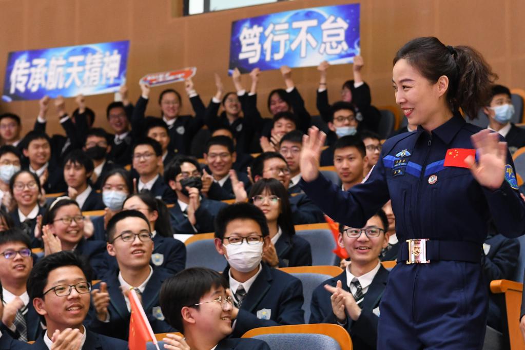 新華全媒+丨“太空教師”王亞平：播下航天夢(mèng)想的種子