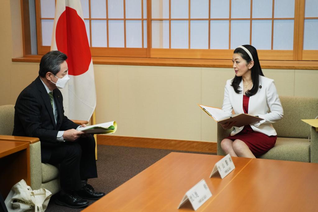 日本沖繩縣議員代表團(tuán)向日本政府遞交和平外交意見(jiàn)決議書(shū)