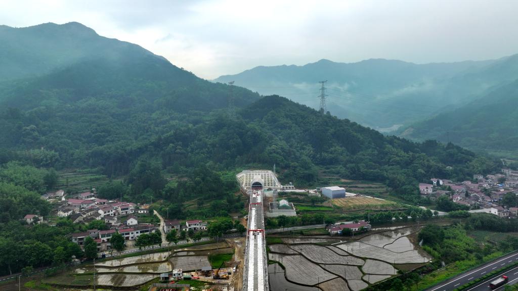 池黃鐵路全線(xiàn)最長(zhǎng)隧道貫通