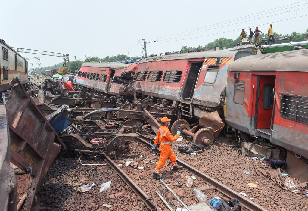 印度列車(chē)脫軌相撞事故死亡人數(shù)升至233人