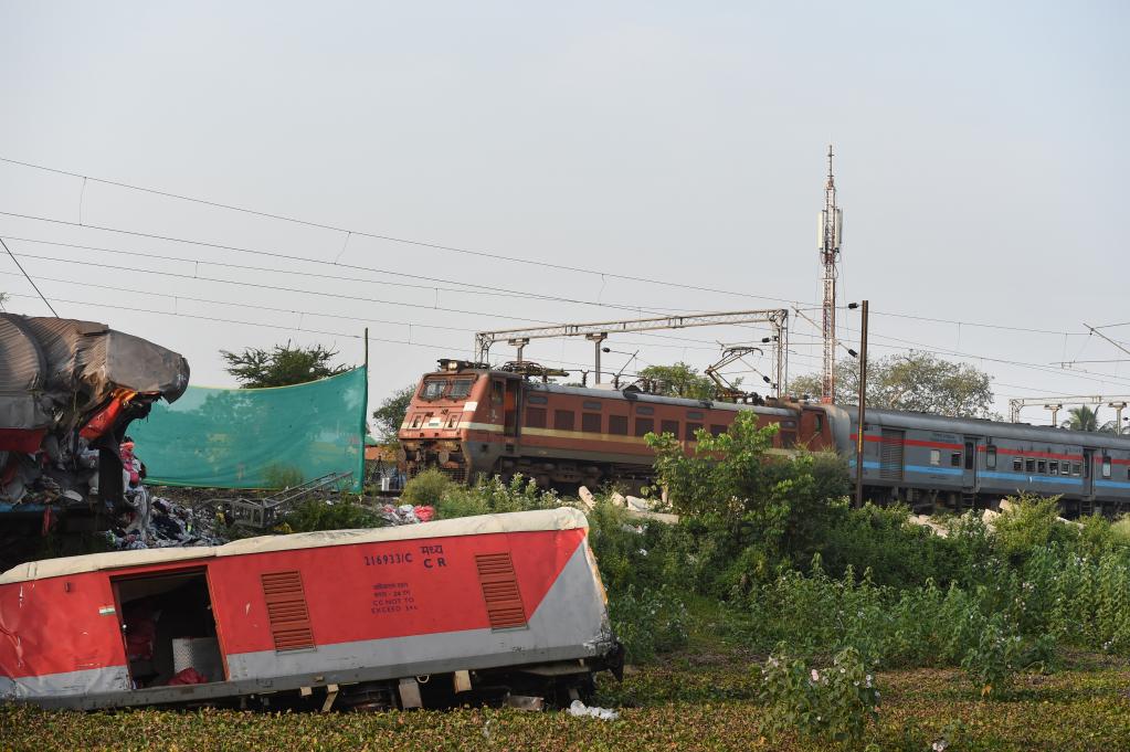 印度調查列車脫軌相撞事故 事發(fā)路段恢復運營