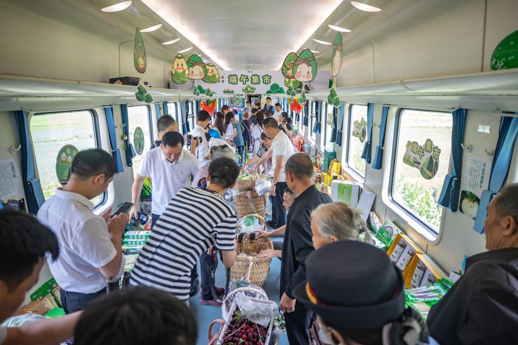 “慢火車”上旅客“逛集市” 包粽子體驗(yàn)端午民俗