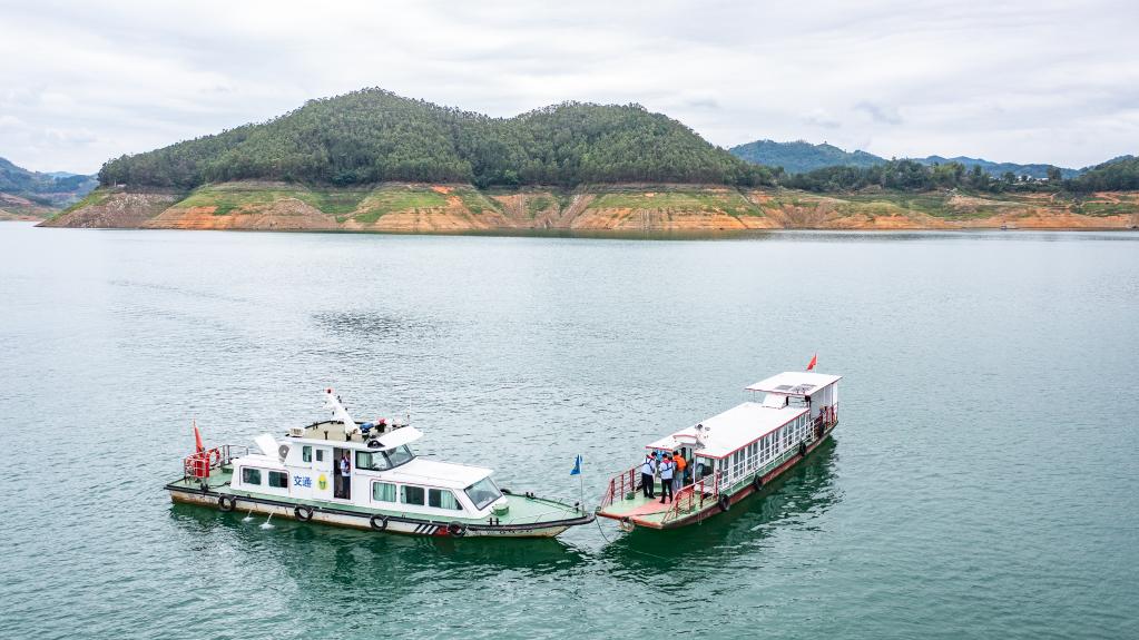 生態(tài)治理見成效 萬峰湖碧波蕩漾景色美