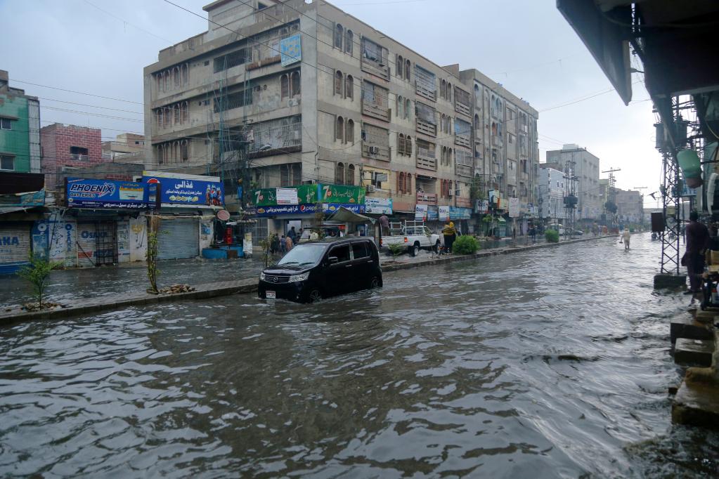 巴基斯坦海得拉巴：涉水出行