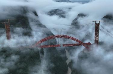 湖北鶴峰：溇水河特大橋鋼梁吊裝即將完成