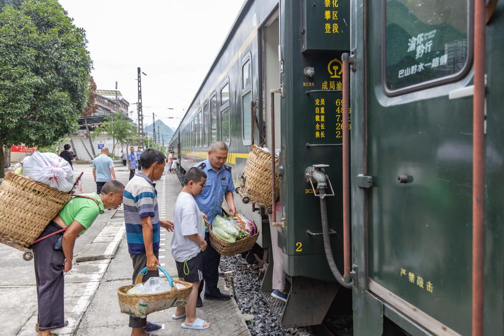 逛集市、賞非遺——特色“小慢車”豐富旅客出行體驗(yàn)