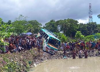 孟加拉國(guó)一客車(chē)落水致17人死亡