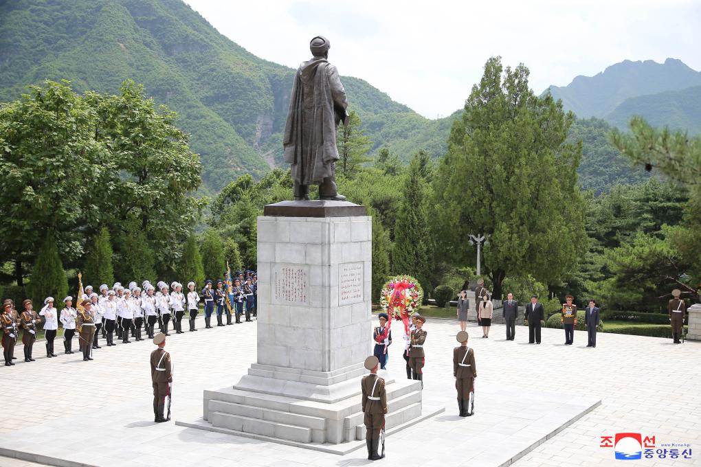 金正恩參謁中國人民志愿軍烈士陵園