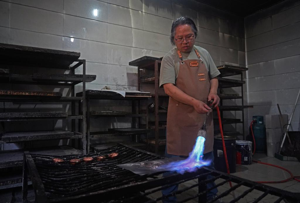 鏨銅雕刻 運(yùn)鏨作筆鐫畫(huà)人生