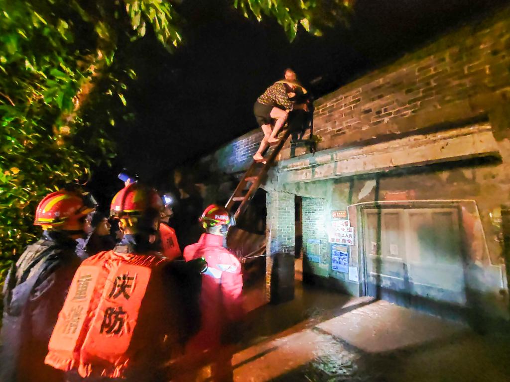 重慶13個區(qū)縣遭遇暴雨 12條河流出現超警戒水位洪水