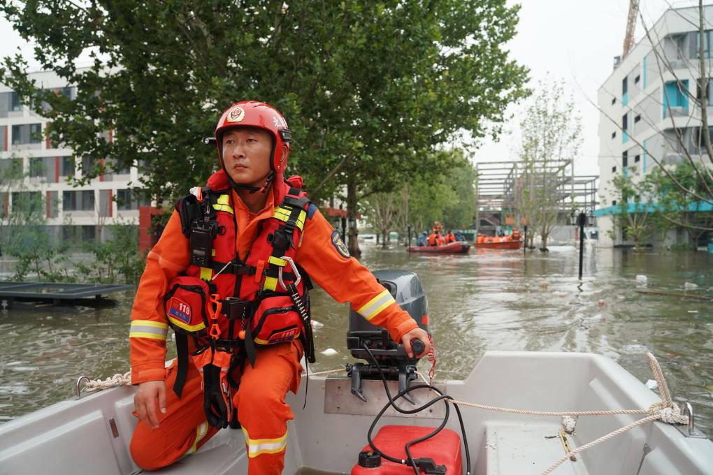 新華全媒+丨北京房山有序轉運暴雨受災人員