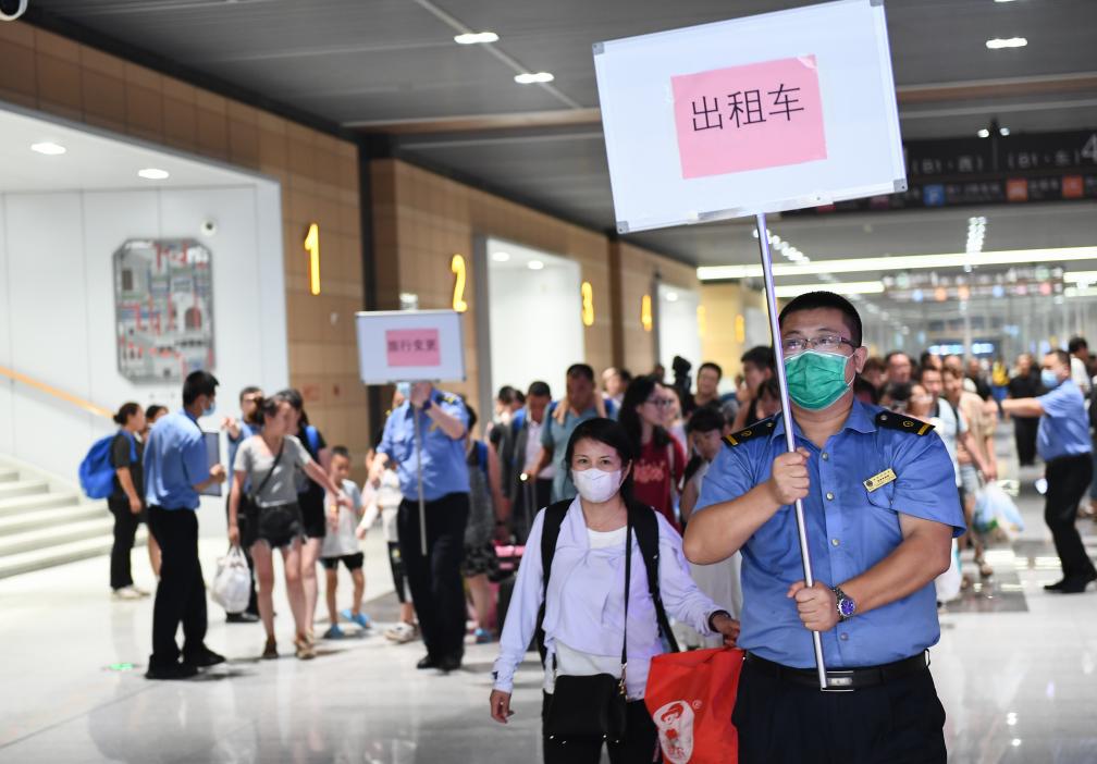 新華全媒+丨因強(qiáng)降雨被困北京門(mén)頭溝的列車(chē)旅客陸續(xù)安全轉(zhuǎn)移