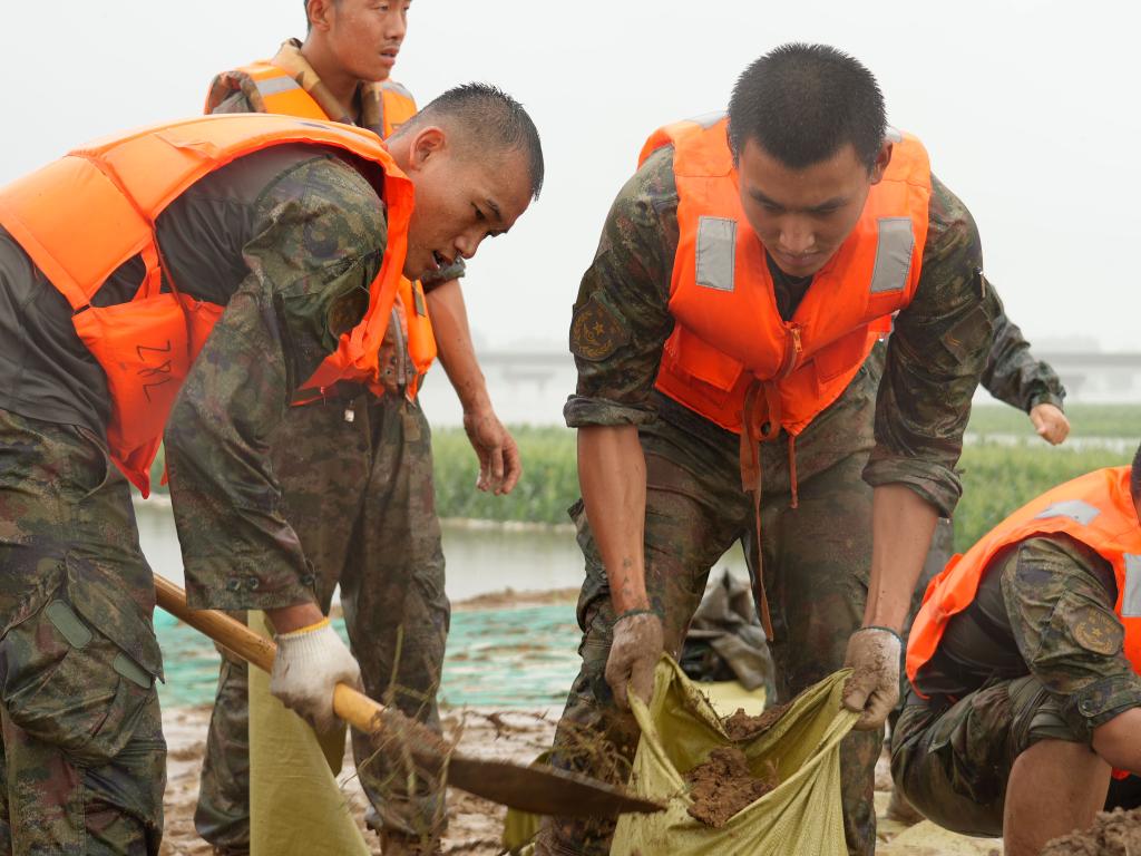 中部戰(zhàn)區(qū)1萬余名官兵、民兵持續(xù)奮戰(zhàn)在防汛救災(zāi)一線