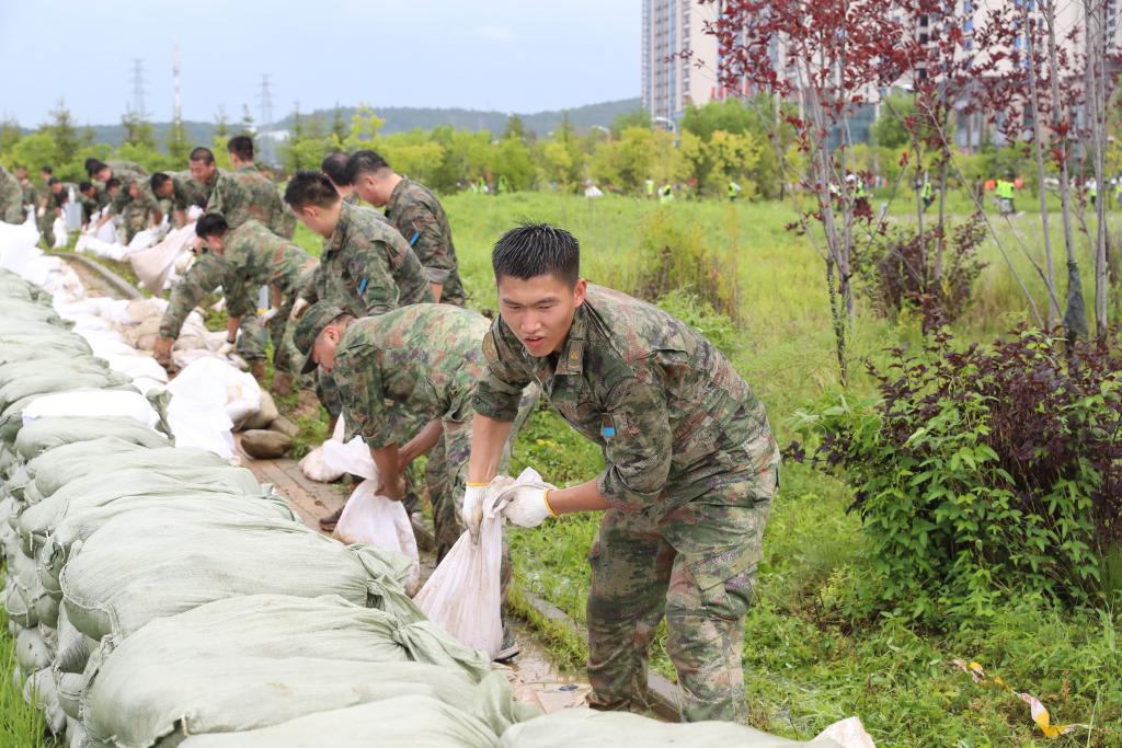 “空軍藍(lán)”筑起防洪堤壩——北部戰(zhàn)區(qū)空軍快速展開(kāi)抗洪救災(zāi)行動(dòng)見(jiàn)聞