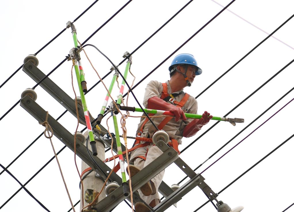 河北涿州：搶修因災(zāi)受損電力設(shè)施