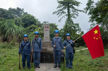 國道之行 從雪山奔向大海｜49年，他們帶著國旗走了25萬公里