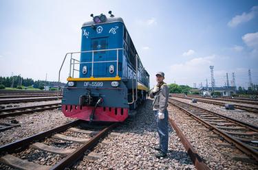 鐵路調(diào)車員：堅守崗位保障貨運暢通