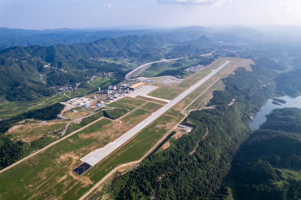 新華全媒+丨湘西邊城機(jī)場建成通航 改善當(dāng)?shù)亟煌ǜ窬? /></a></p>
<p class=