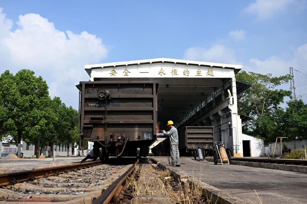 列車熔接工：堅守崗位保障暑運