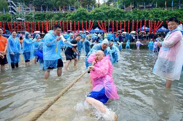 “水中拔河”樂(lè)趣多