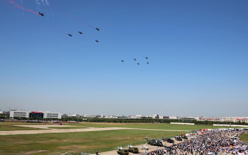 陸軍“風(fēng)雷”飛行表演隊亮相第六屆中國天津國際直升機(jī)博覽會