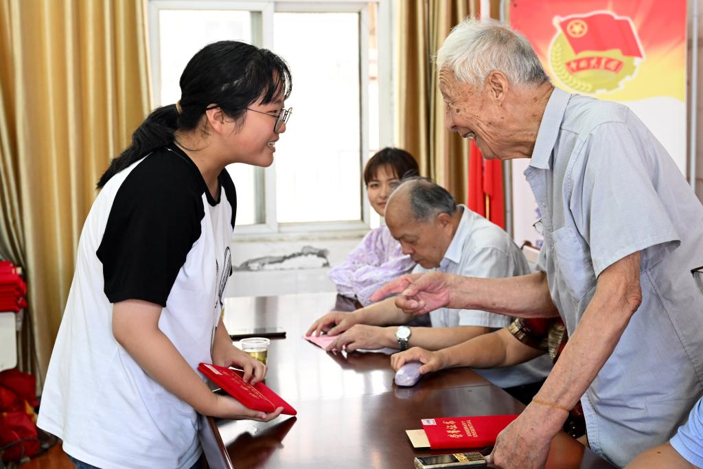 96歲教師葉連平連續(xù)12年為農(nóng)村孩子發(fā)放獎學(xué)金